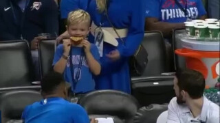 Чифт кецове като подкуп (ВИДЕО)