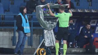 В Саудитска Арабия: Работник изключи VAR, за да си зареди телефона 