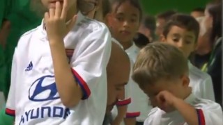 Емоционално: Вратар утешава сина си в тунела преди мач (ВИДЕО)