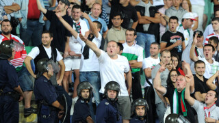 Британски вестник за родните фенове: Нацистки флагове, свастики и расизъм