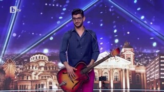 Сашо Кадиев свири на китара и пее песен, посветена на Славена Вътова