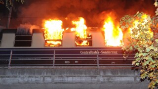 Влак с фенове на 