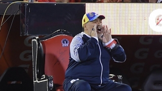 Не скамейка, а трон за Марадона (ВИДЕО)