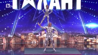 No Gravity: Акробатика ръка в ръка