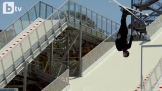 Със ски в басейна (ВИДЕО)