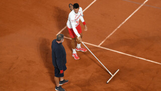 Джокович в Париж: Победа, пререкание със супервайзъра и... метла (ВИДЕО)