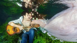 Тино с ефектна сватбена фотосесия под вода