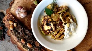 Есен е - ароматно и вкусно топло предястие с тиквички и лешници, в което ще се влюбите