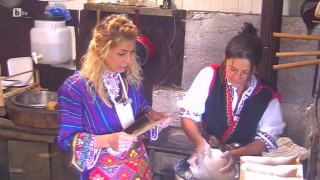 Мария и Надя се подготвят за обичая Погача