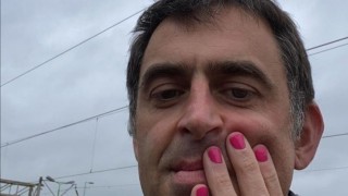 Срещу рака на гърдата: Рони О'Съливан се лакира в розово