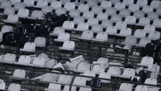 Изпочупени седалки и напрежение в сектора на 