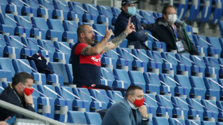 Предимството на празните трибуни: Деян Станкович дава наставления след червен картон