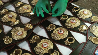 Семейство от Ню Джърси изработва на ръка поясите на боксовите шампиони