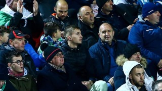 Президентът Радев изгледа победата на България сред феновете