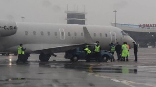 Самолет с футболисти се заби в кола 