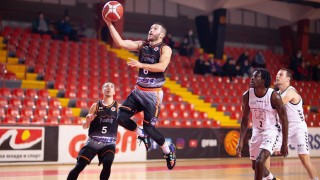 Четвърта поредна победа за 