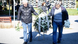 Десетки си взеха последно сбогом с Александър Шаламанов (ВИДЕО)