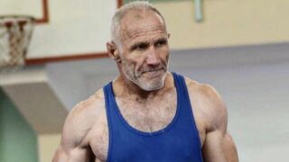 Нацепен дядо шокира феновете на борбата (ВИДЕО)