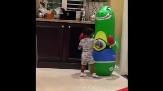 А е само на годинка: Боксът е в кръвта на внука на Мейуедър