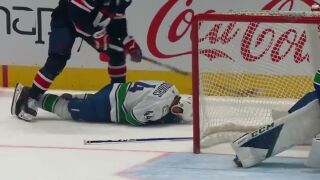 Хокеист прати съперник в нокдаун... със стика