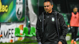 Феновете изгониха треньора на 