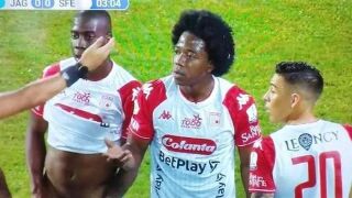 Защо футболист в Колумбия си свали гащите по време на мач? (ВИДЕО)