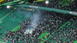 Полиция нахлу сред феновете на 