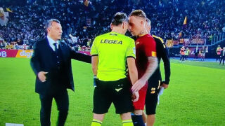 Сюрреалистична сцена между рефер и футболист (ВИДЕО)