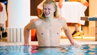 Бледият хищник: Фенове се смеят на Холанд в басейна