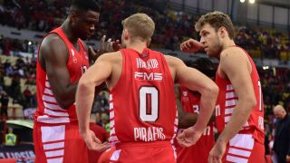 Силен мач за Везенков при първа загуба за 