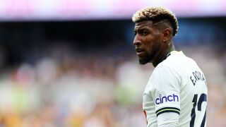 Играч за 30 млн. евро прехвърли стадиона, удари кола