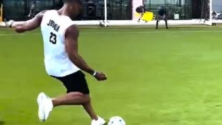 Bend It Like AJ? Джошуа засенчи Бекъм (ВИДЕО)