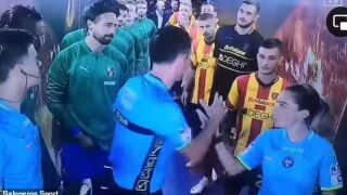 Рефер не се ръкува с асистентката си, наказаха го (ВИДЕО)