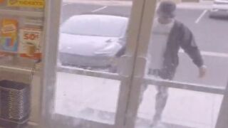 Не си знае силата: Съперник на Фюри потроши магазин (ВИДЕО)