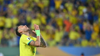 Скандал! Фен уцели Неймар с кутия с пуканки (ВИДЕО)