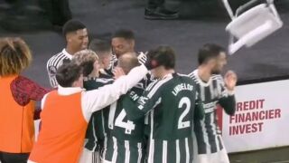 Замериха звездите на Юнайтед със... стол (ВИДЕО)