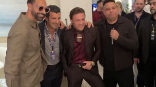 Дни след шоуто в София: Конър Макгрегър гледа бокс с Фиго и Роналдо