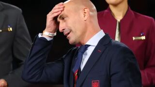 Заради целувката с Джени Ермосо: Рубиалес аут от футбола за 3 години (ВИДЕО)