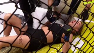 ММА: 50-годишна нокаутира бившата на сина си (ВИДЕО)