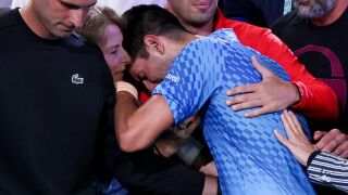 Бащата на Джокович - с три пръста във въздуха и песен със специална история