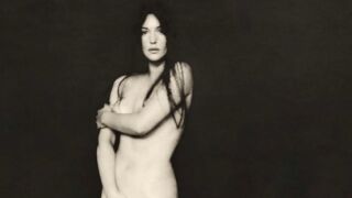 60-годишната Моника Белучи сподели гола фотосесия (СНИМКИ)