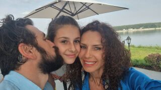 Александър Сано показа порасналата си дъщеря Ава в ролята й на леля (СНИМКИ)