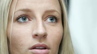 Тенисистка избяга от баща насилник и работи като касиерка