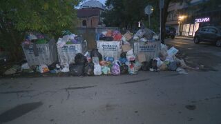Снимка: Трети ден боклуци извън кофите в София: Ще има ли решение до 19 октомври?