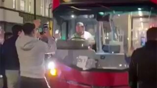 Караш с фланелка на Ливърпул? Уволнен си! (ВИДЕО)