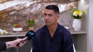 Притискат Кристиано Роналдо да спре с футбола (ВИДЕО)