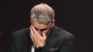 Швайнщайгер в сълзи!