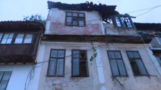 Снимка: След проливния дъжд: Срути се част от къща във Велико Търново