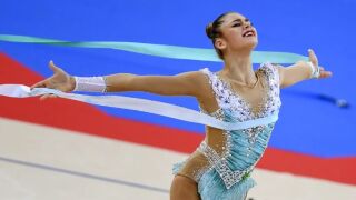 Най-красивата гимнастичка на света оцеля!