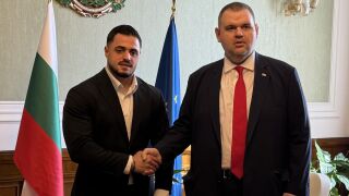 Карлос Насар обясни за снимката с Пеевски: Възпитанието ми го диктува